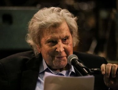 Σφοδρή επίθεση Μίκη Θεοδωράκη σε Α.Τσίπρα: «Ώστε και Μανιαδάκης κ. Πρωθυπουργέ»;